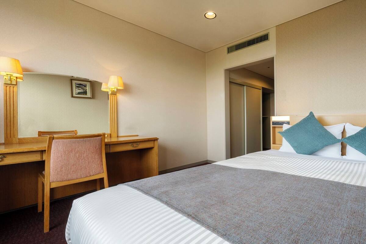 In-room safe, WiFi (free), bed sheets
