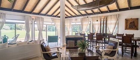 Villa | Woonruimte | Flatscreentelevisie