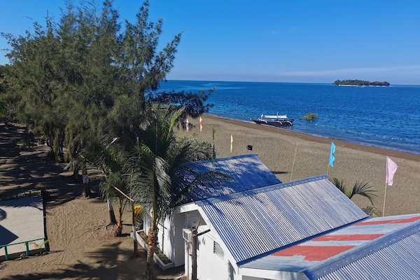 En la playa, arena negra