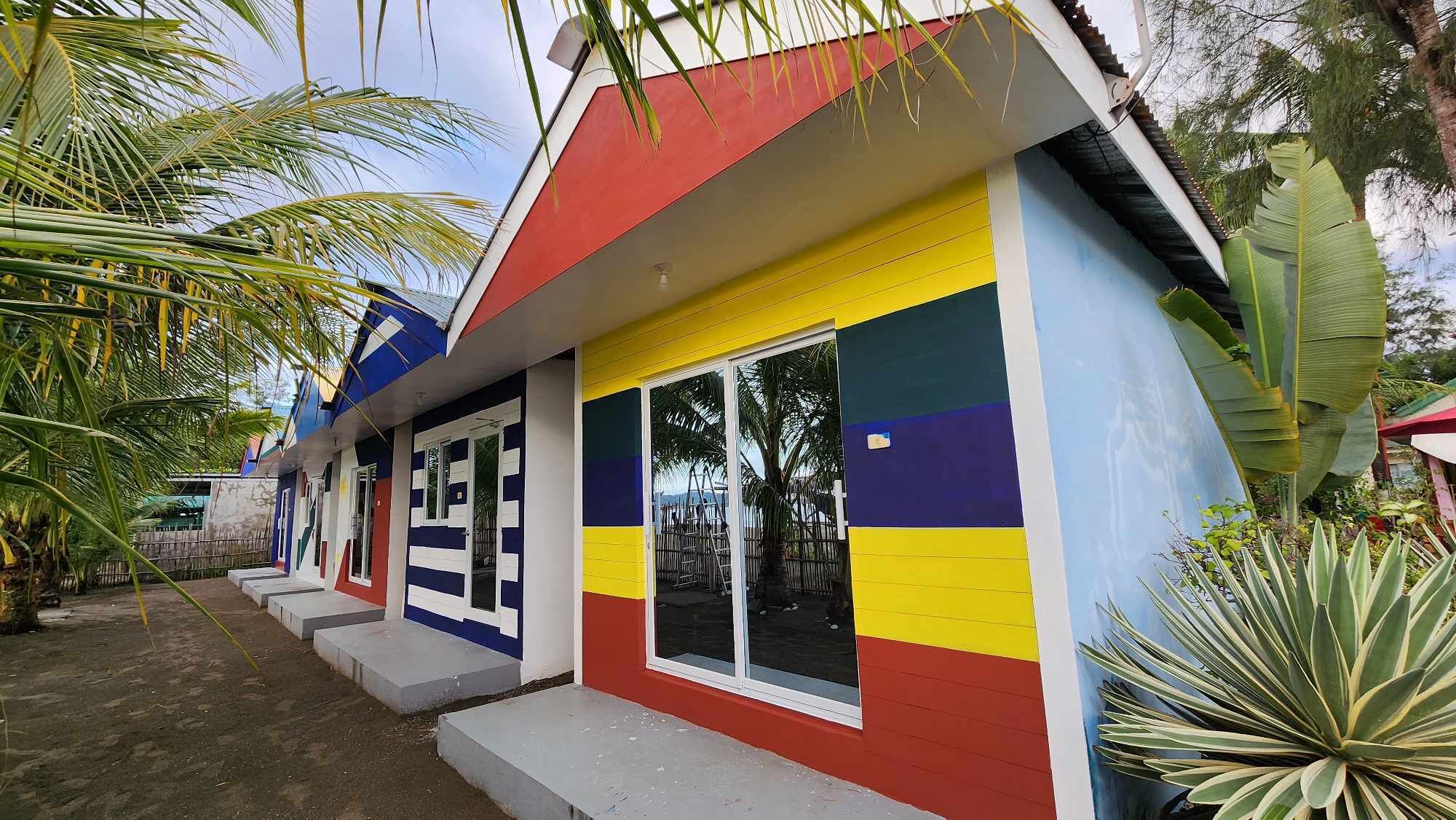 Habitación individual de diseñador, 1 cama individual | Escritorio y tabla de planchar con plancha 