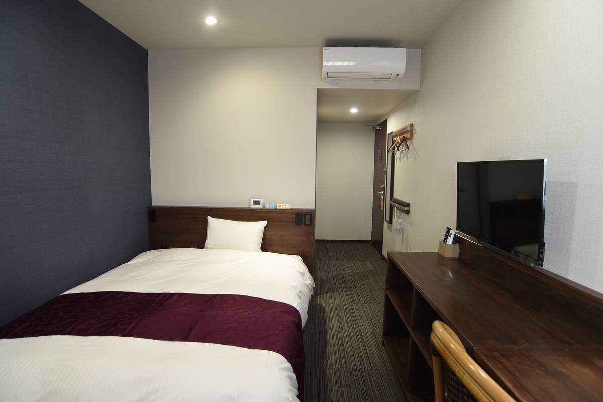Free WiFi, bed sheets, wheelchair access