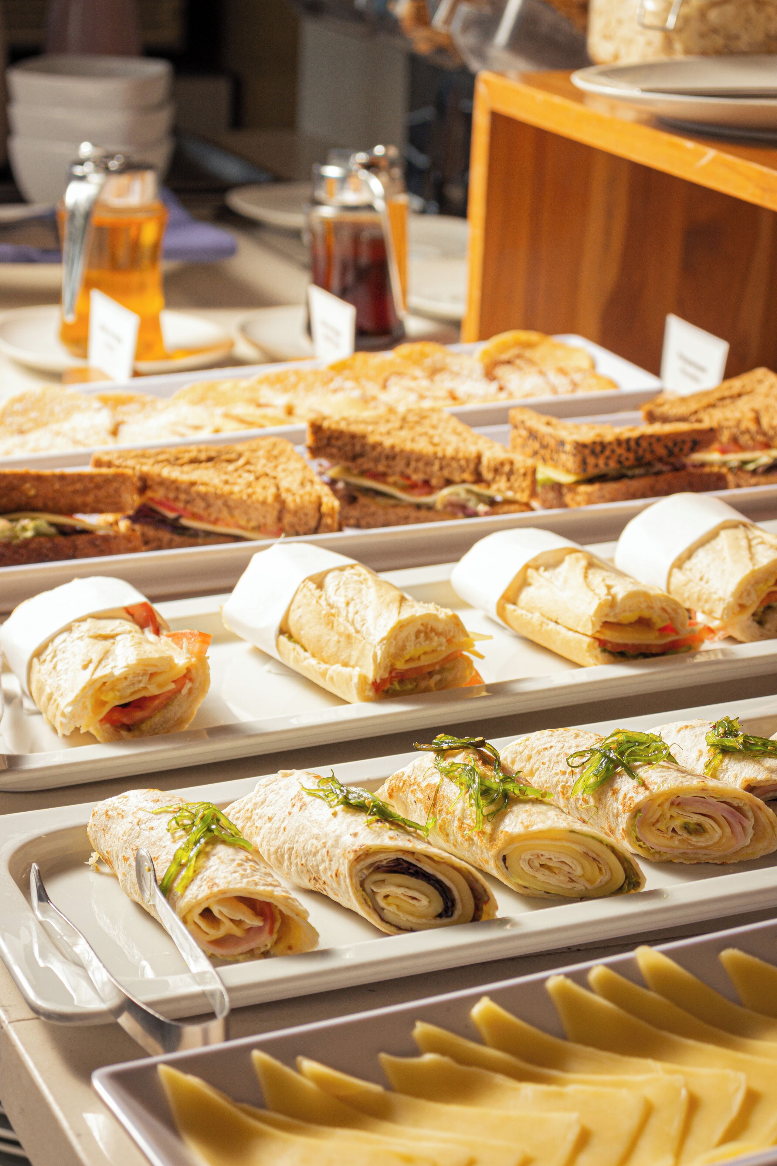 Een buffet met verschillende belegde broodjes en wraps.