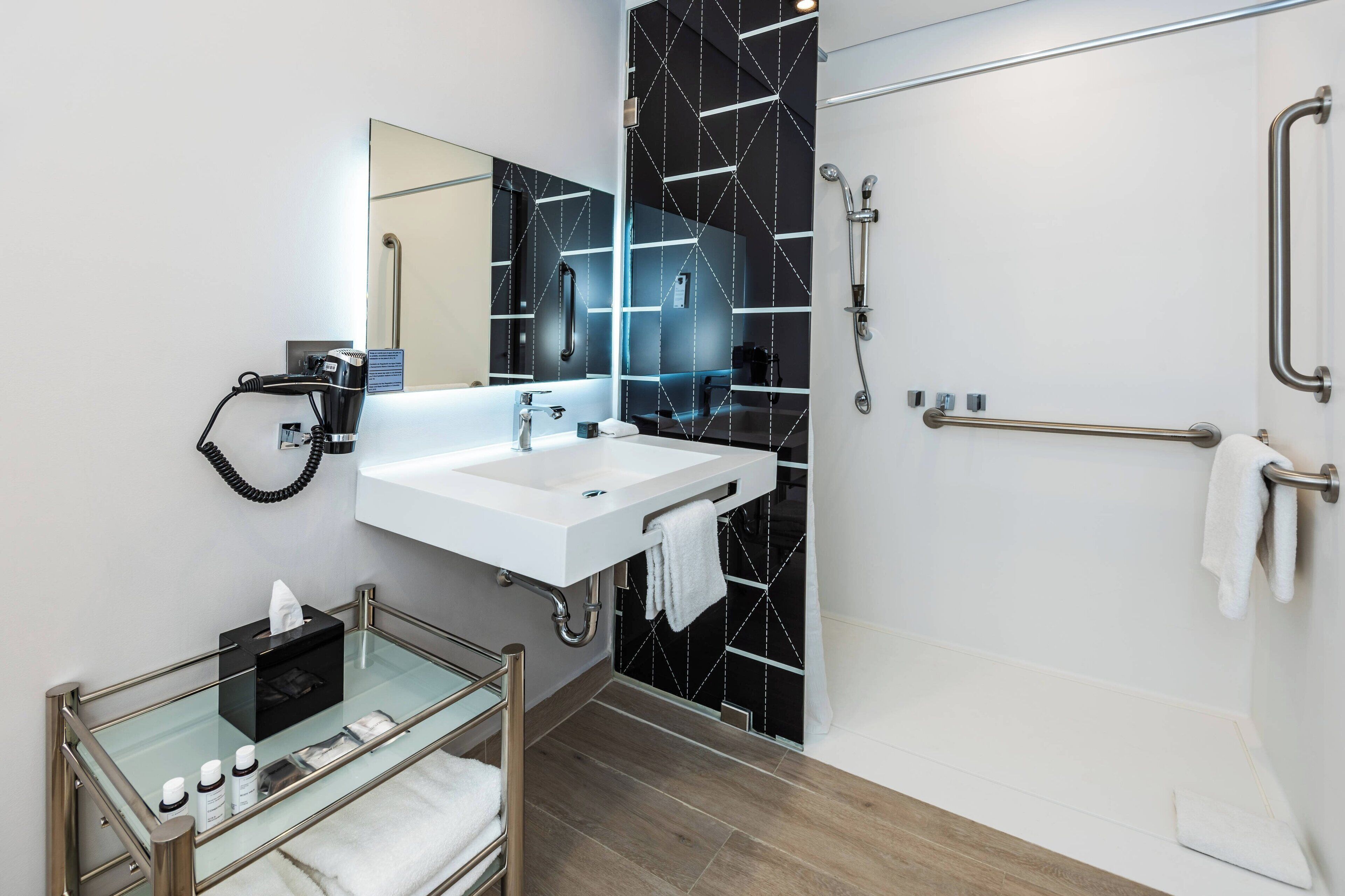 room, 1 king bed, non smoking, sea view (balcony) | bathroom | shower, free toiletries, hair dryer, towels