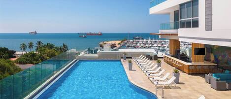 Una piscina al aire libre