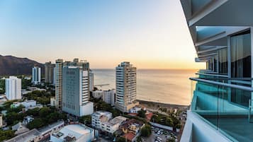 Room, 1 King Bed, Non Smoking, Sea View (Balcony) | In-room safe, desk, soundproofing, iron/ironing board
