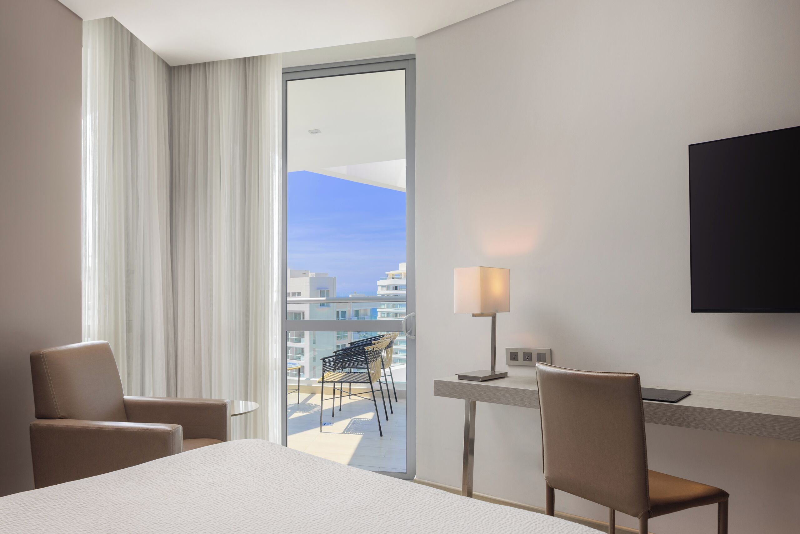 Kamer, 1 kingsize bed, uitzicht op zee (Balcony) | Een kluis op de kamer, een bureau, geluiddichte muren