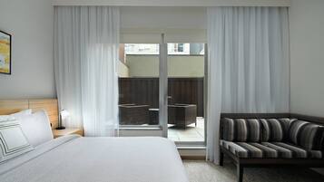 Studio, 1 Tempat Tidur King, pemandangan halaman | Seprai katun Mesir, seprai premium, dan selimut bulu angsa