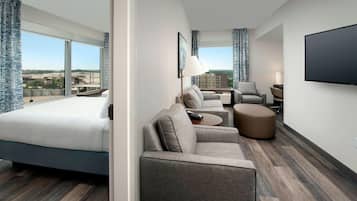 Suíte, 1 quarto, para não fumantes, vista para a cidade | 1 quarto, escrivaninha, espaço de trabalho para notebook