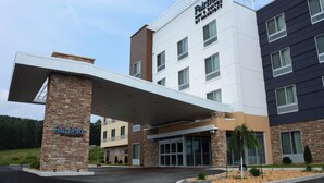 A Fairfield Inn & Suites hotel with a modern design, featuring a stone facade and a covered entrance. - Fairfield Inn & Suites by Marriott Somerset (Somerset)