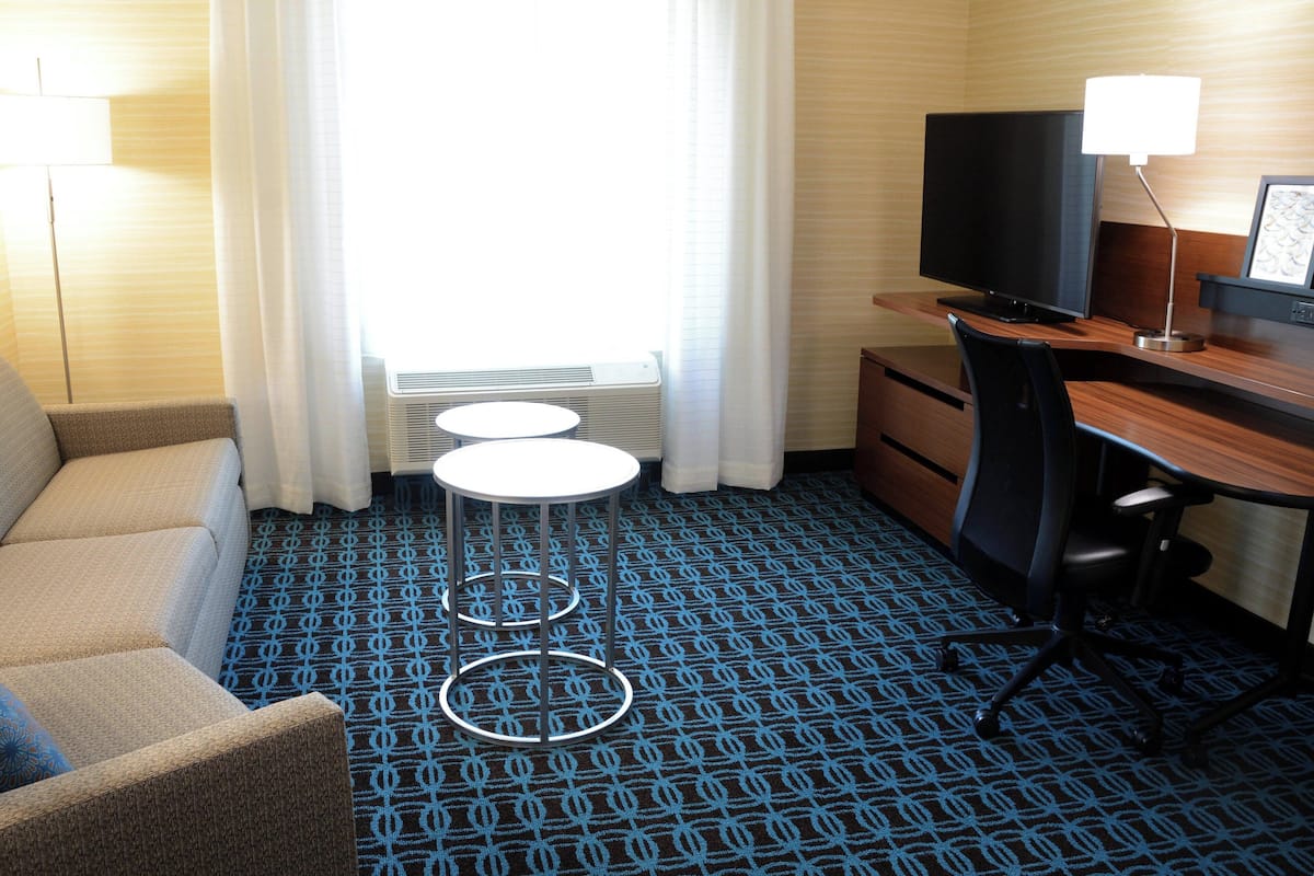 Suite, 1 kingsize-seng med sovesofa | Senger med overmadrass, skrivebord og strykejern/-brett