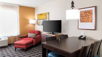 Down comforters, in-room safe, desk, blackout drapes