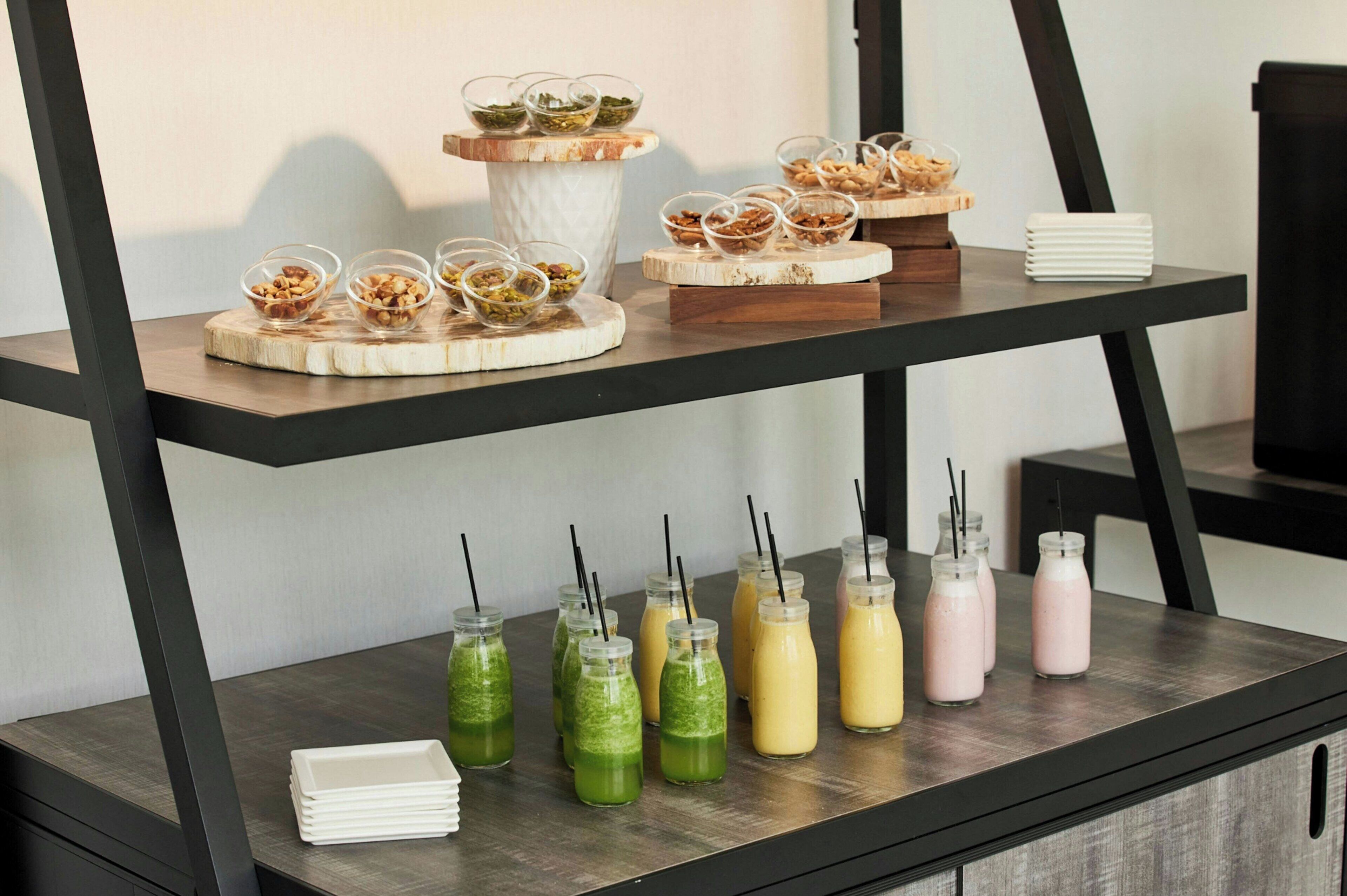 Ein reichhaltiges Buffet mit verschiedenen Speisen und Getränken.