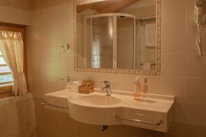 Shower, free toiletries, hair dryer, slippers - Garni Sant'Antonio (Pinzolo)