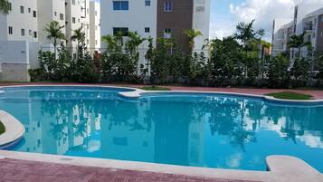 Piscina a l'aire lliure i gandules