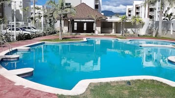 Piscina a l'aire lliure i gandules
