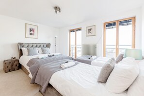 Apartment, 2 Schlafzimmer, Flussblick | 1 Schlafzimmer, Schreibtisch, Bügeleisen/Bügelbrett, Babybetten