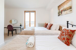 Chambre Double ou avec lits jumeaux, vue fleuve | 1 chambre, bureau, fer et planche à repasser, lits bébé (en supplément)
