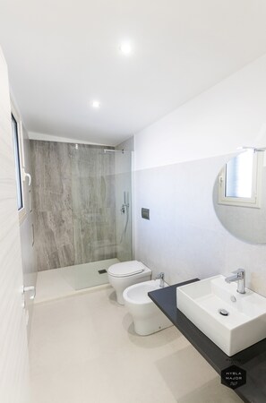 Triple Room, Ensuite, Tower | Bathroom | Shower, hair dryer, towels - Hybla Major B&B (Avola)