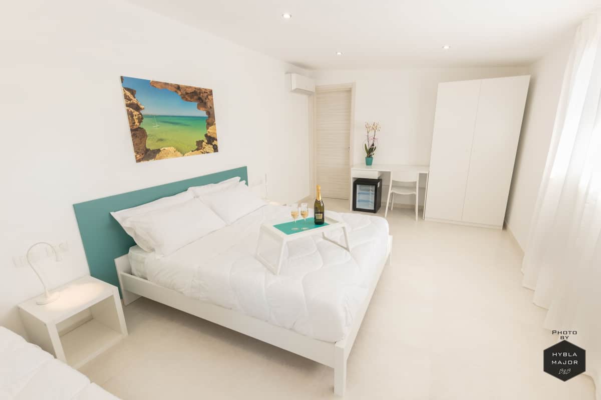 Driepersoonskamer, en-suite badkamer, in toren | Een bureau, een strijkplank/strijkijzer, gratis wifi, beddengoed