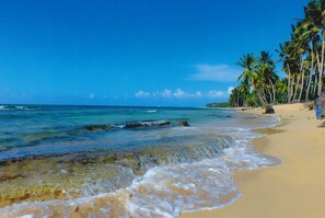 Pantai di sekitar dan pasir putih