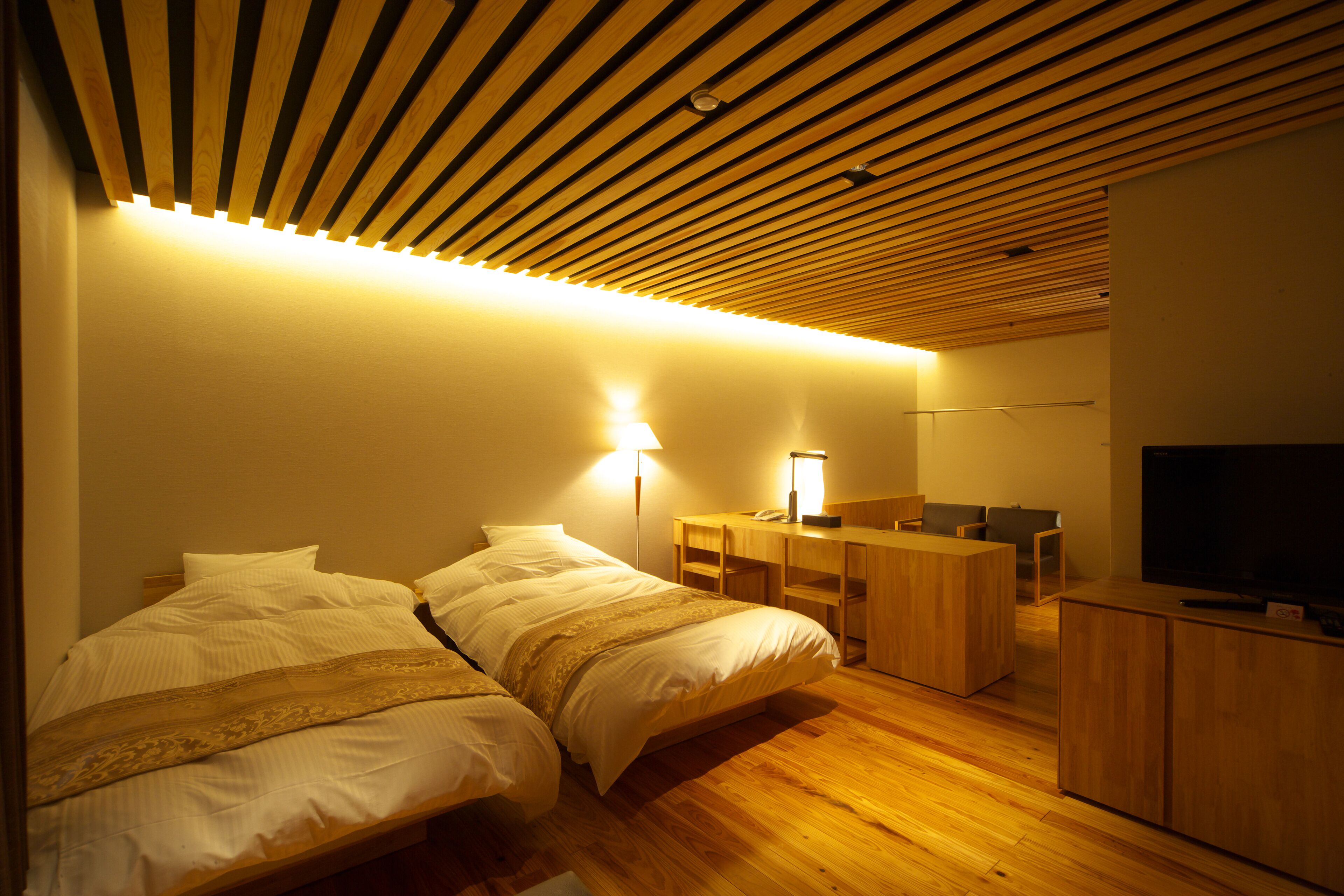 Cortinas blackout, tabla de planchar con plancha y wifi gratis 