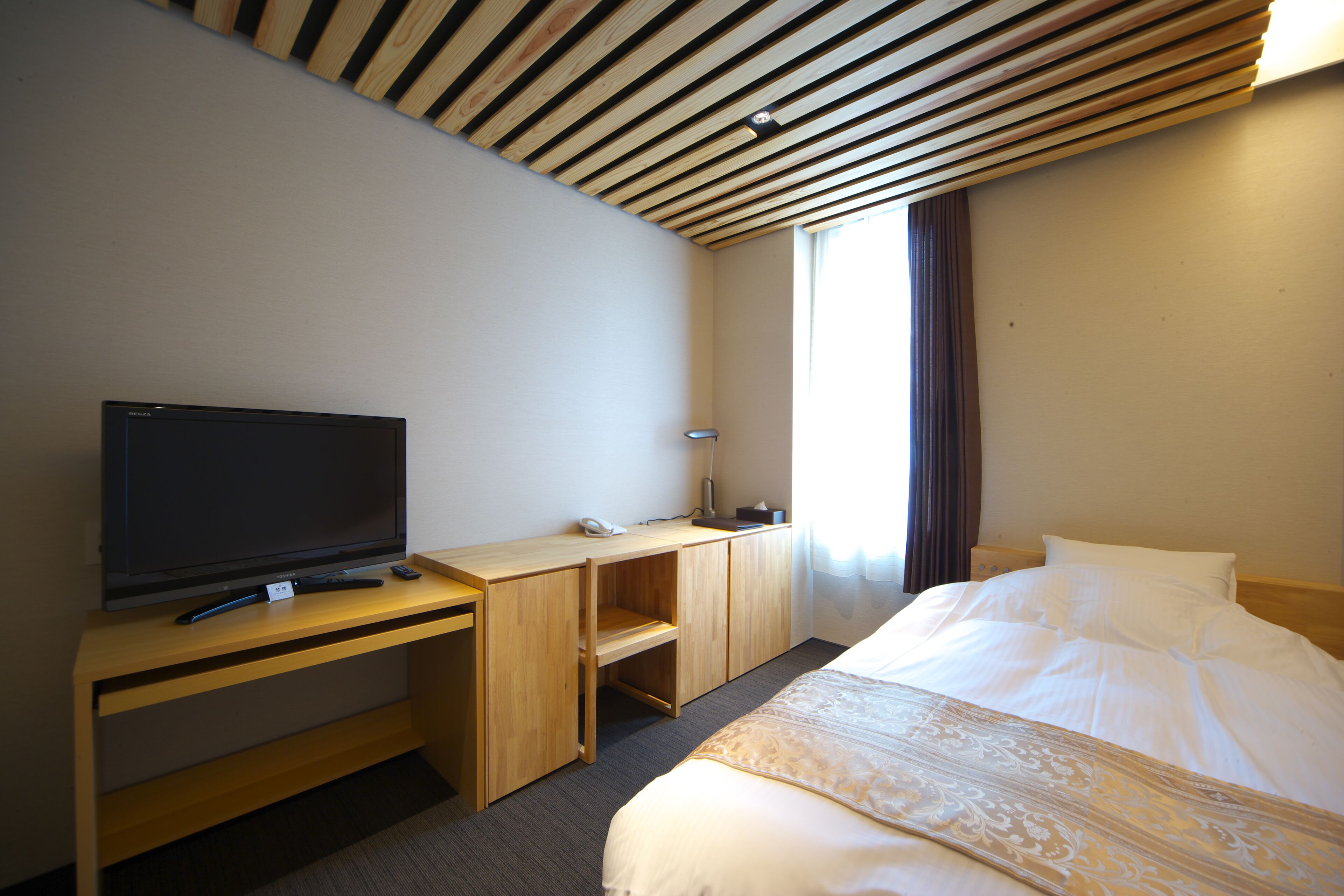 Cortinas blackout, tabla de planchar con plancha y wifi gratis 