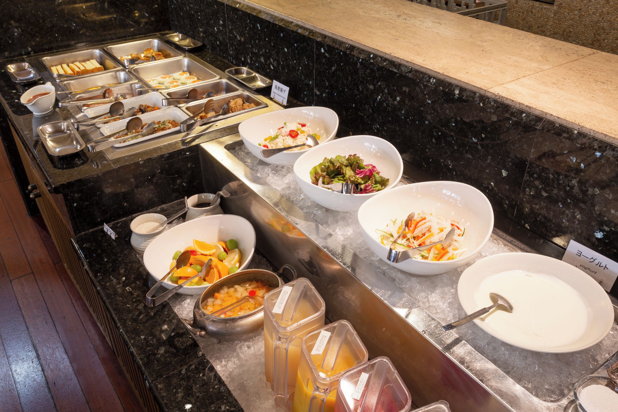 Un'attrezzatura per buffet con diversi cibi e bevande.