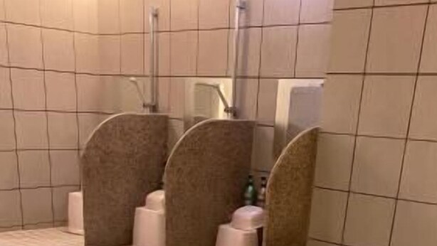 Un baño con bañera, ducha e inodoro.