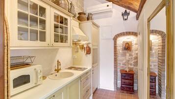 Exclusive Studio | Private kitchen | Fridge, microwave, coffee/tea maker, electric kettle