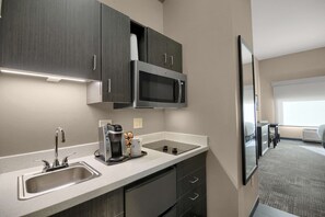 Fridge, microwave, coffee/tea maker, cookware/dishes/utensils - Best Western Plus Fillmore Inn & Suites (Colorado Springs)