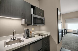 Refrigerador, microondas, cafetera/tetera, utensilios de cocina