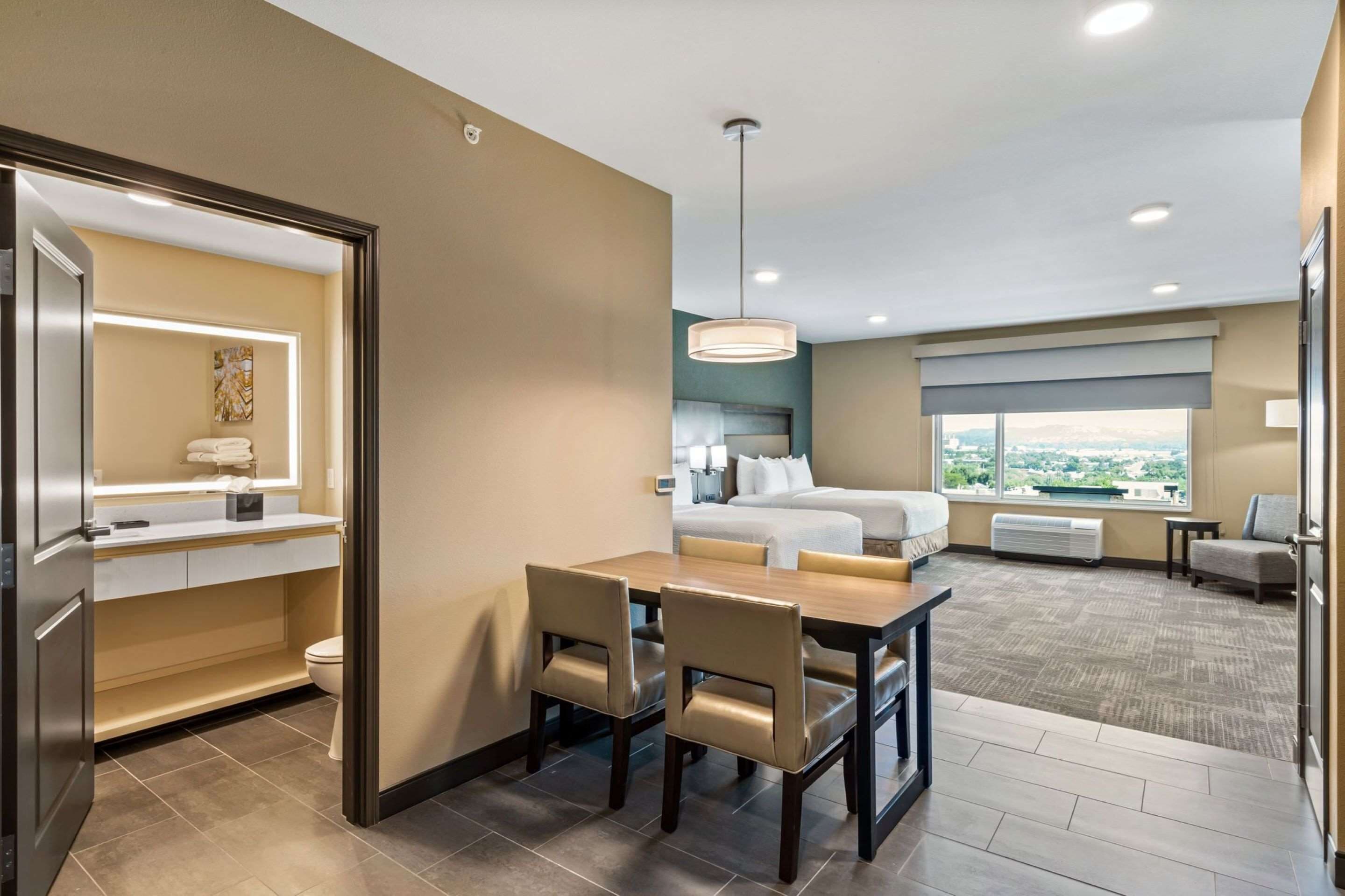 套房, 2 张大床, 无烟房, 厨房 (Full Kitchen) | 客房内保险箱、办公桌、笔记本电脑工作区、熨斗/熨衣板