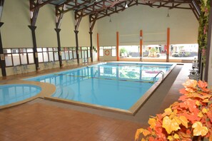 Una piscina cubierta