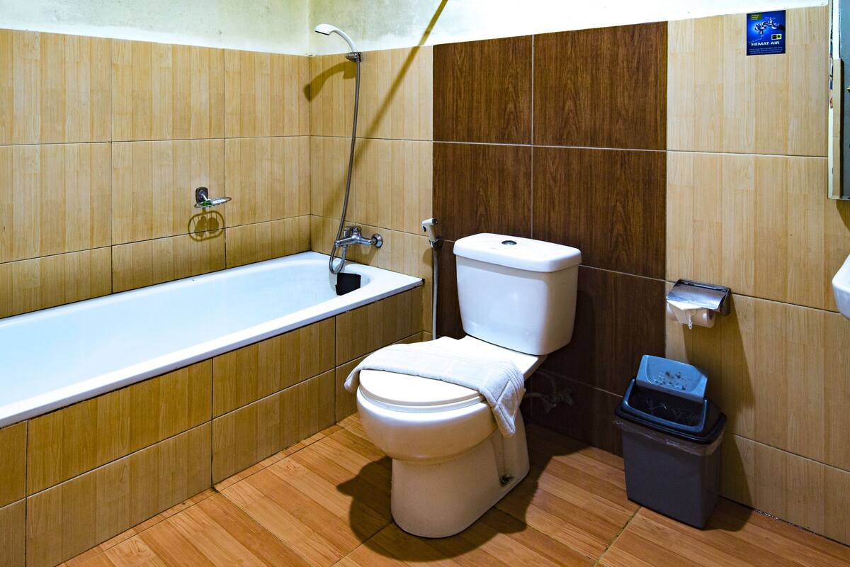 Shower, rainfall showerhead, free toiletries, slippers