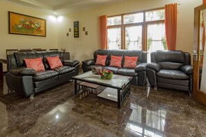 Royal Suite, 3 Bedrooms | Desk, free WiFi - Arra Lembah Pinus (Cipanas)