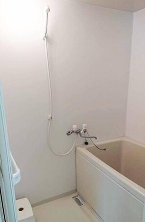 Combined shower/bathtub, free toiletries, hair dryer, towels - Hotel Fujikawaguchikosou (Fujikawaguchiko)