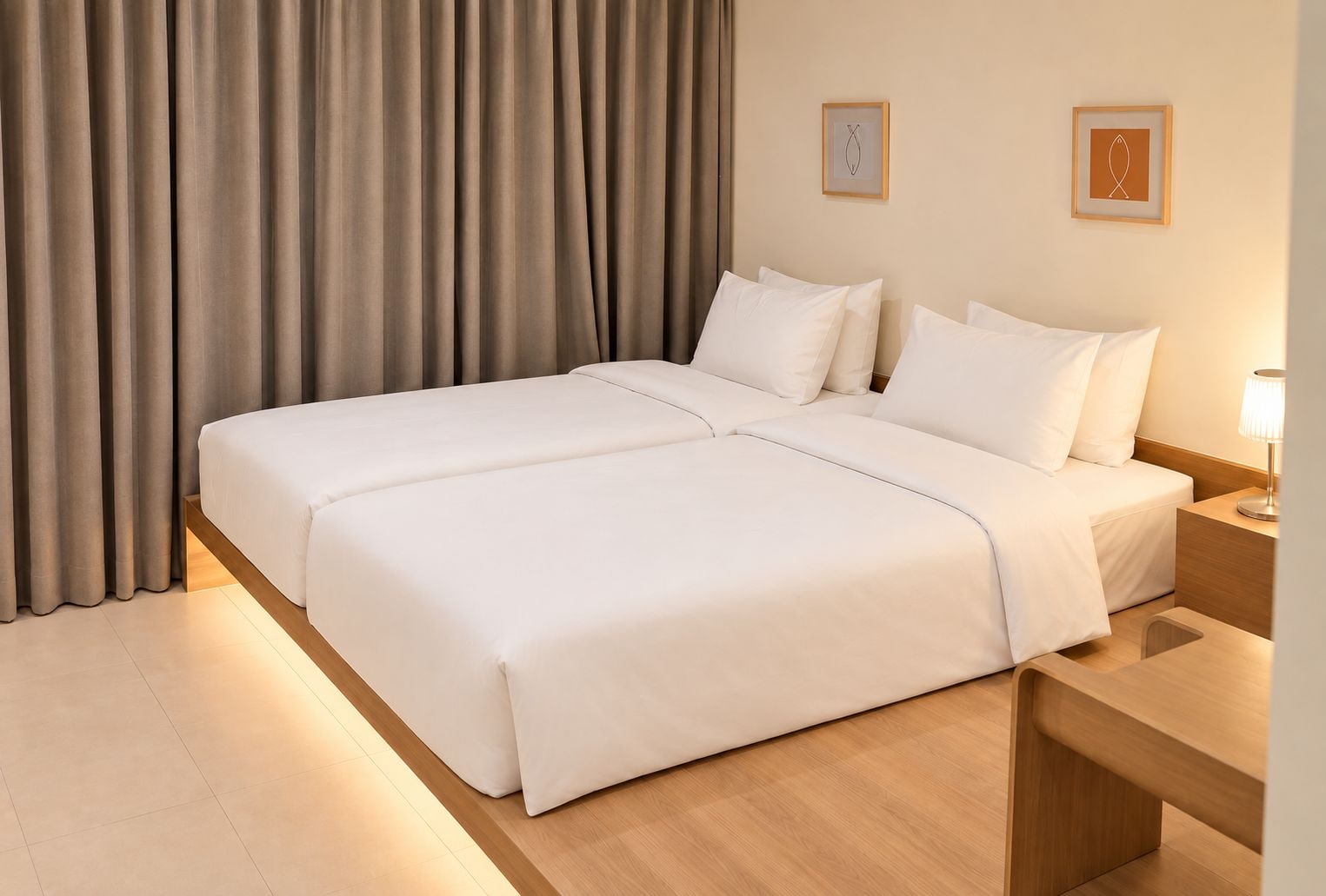 Ein Hotelzimmer mit Doppelbett, Nachttisch, Lampe und einem großen Fenster mit Vorhängen.