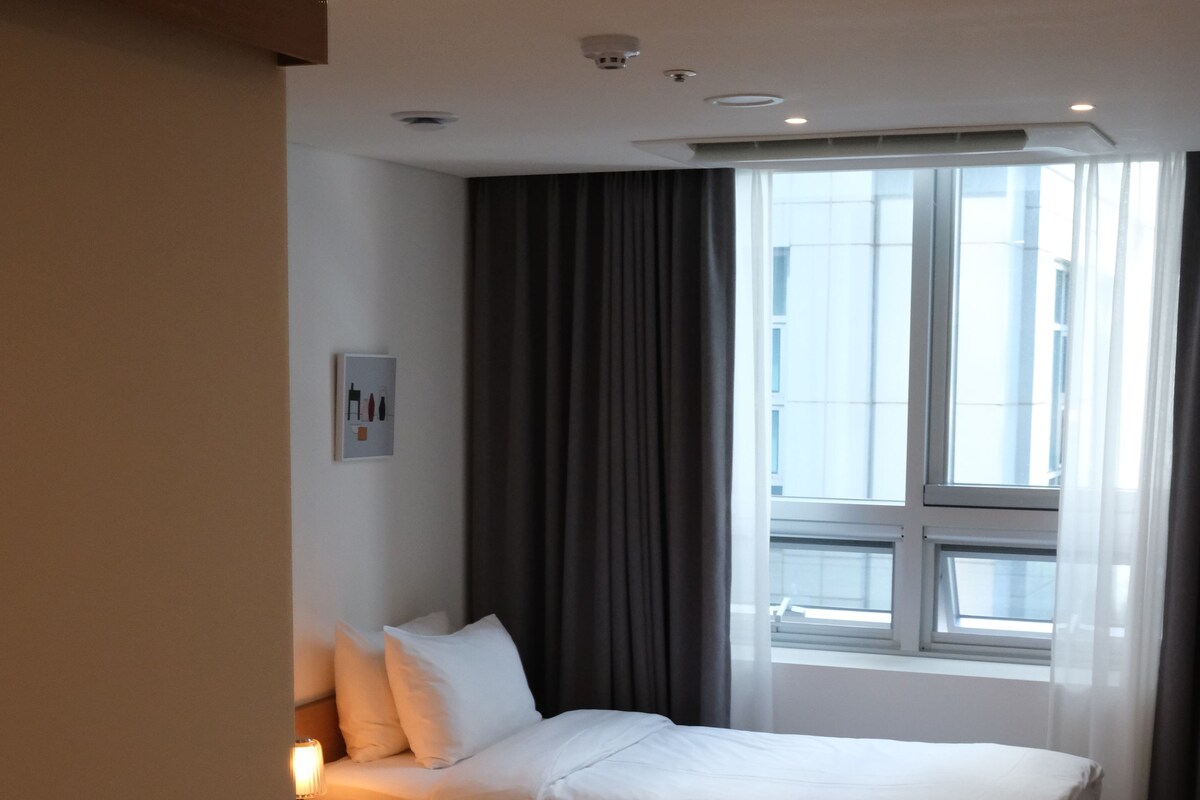 Standard Single Room | In-room safe, blackout drapes, soundproofing