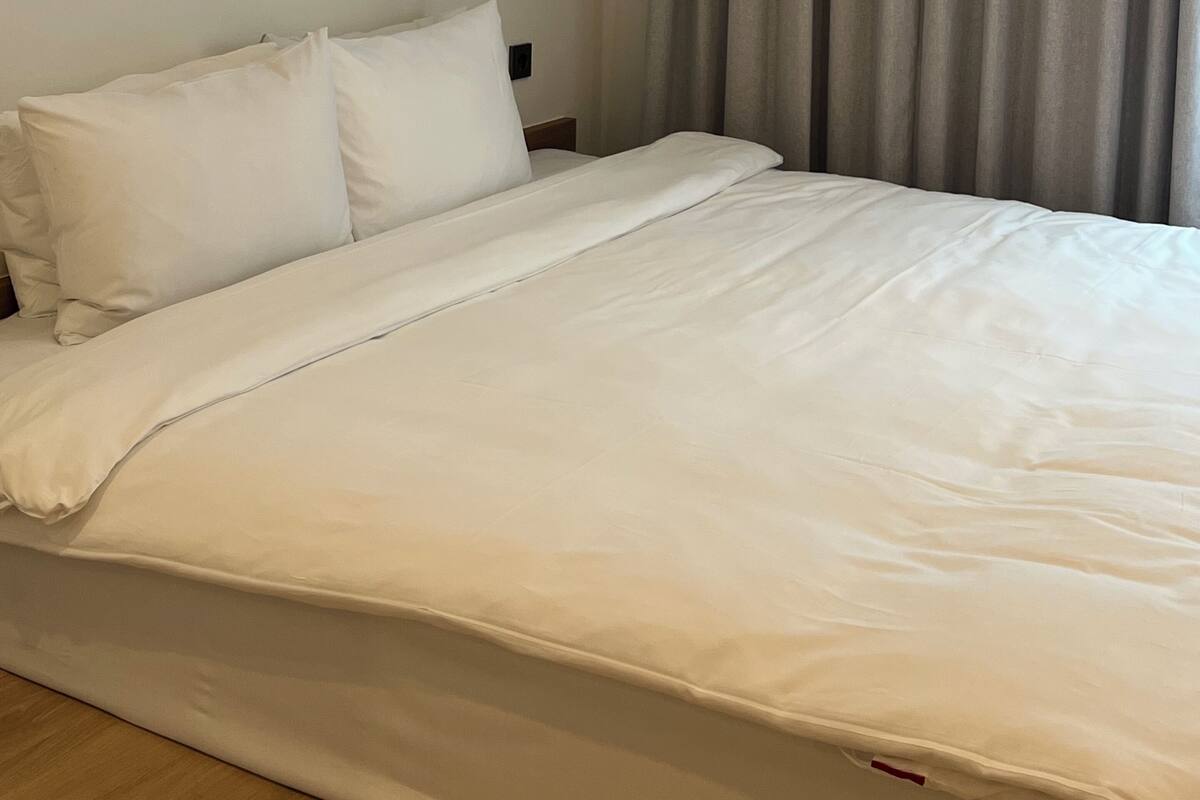 Habitación estándar con 1 cama matrimonial o 2 individuales | Caja de seguridad en la habitación, cortinas blackout y insonorización 
