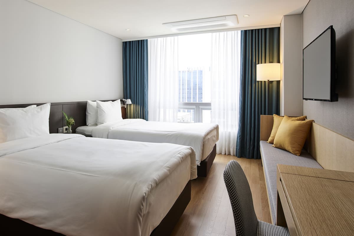 1 bedroom, in-room safe, blackout curtains, soundproofing