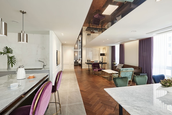 Newv Suite | In-room safe, blackout drapes, soundproofing, iron/ironing board