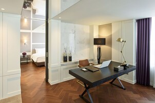 Newv Suite | In-room safe, blackout drapes, soundproofing, iron/ironing board