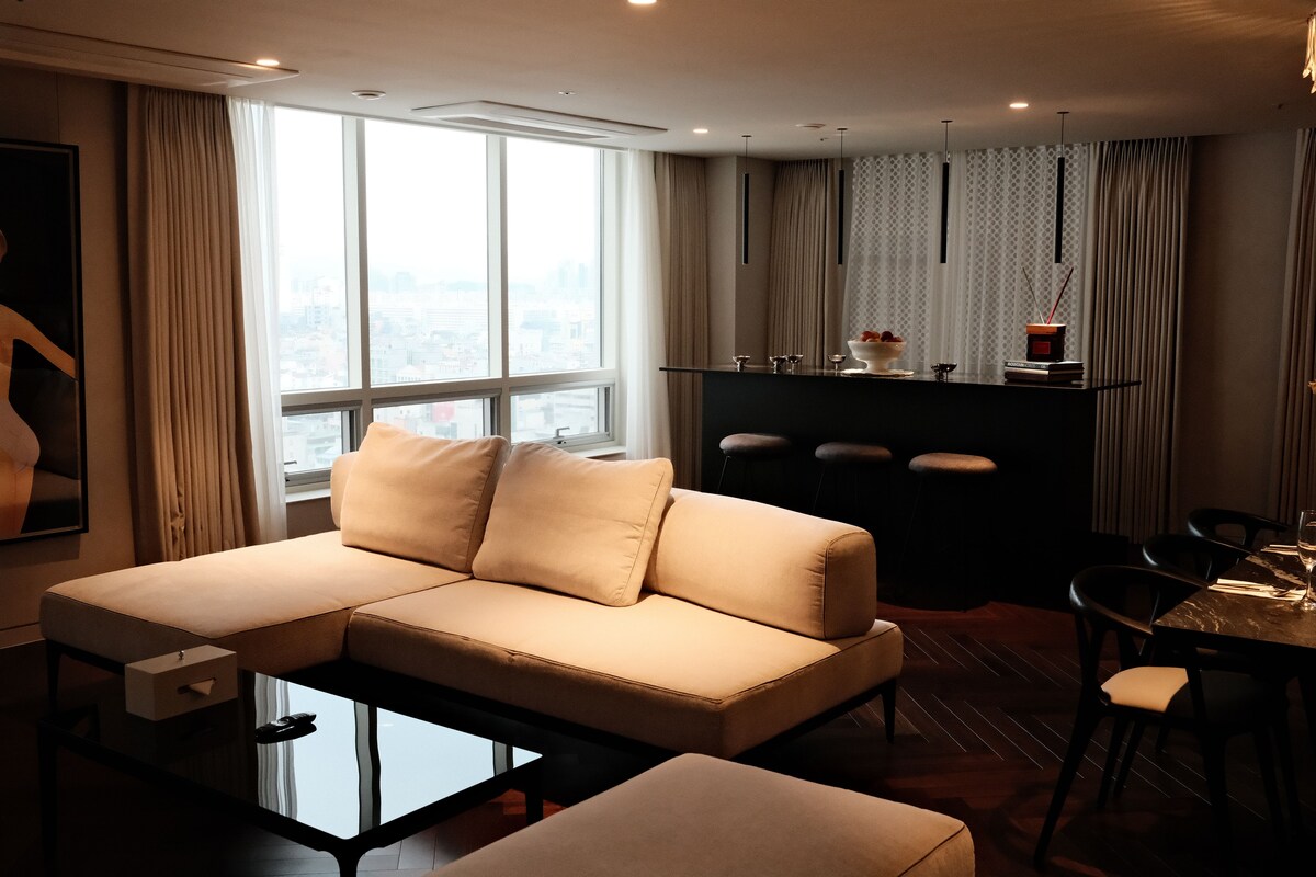 Newv Suite | In-room safe, blackout drapes, soundproofing
