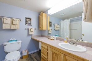 Combined shower/bathtub, towels
