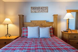 3 bedrooms, free WiFi, bed sheets - Ski-In/Out! 3/2 Slopeside Spacious Condo w/ Amazing Mtn Views!! (Mt. Crested Butte)