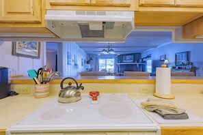 Fridge, microwave, oven, stovetop - Ski-In/Out! 3/2 Slopeside Spacious Condo w/ Amazing Mtn Views!! (Mt. Crested Butte)