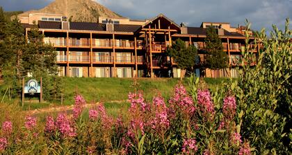 Condominio de pendientes grandes, remodelación extensa, balcón con vistas a la montaña