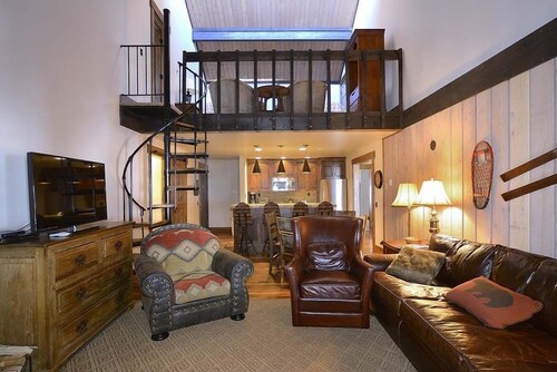Ski-In/Out Remodeled Condo Next to Slopes! Dog Friendly, Mtn Views, Fireplace