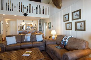 TV, fireplace - Unbeatable Views! Super Spacious Renovated Condo with Washer/Dryer (Mt. Crested Butte)