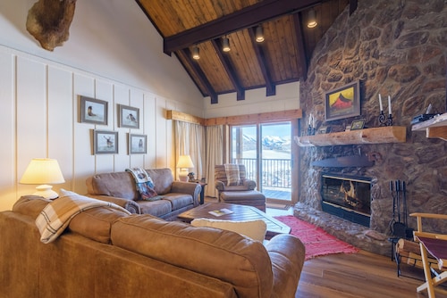 Unbeatable Views! Super Spacious Renovated Condo with Washer/Dryer